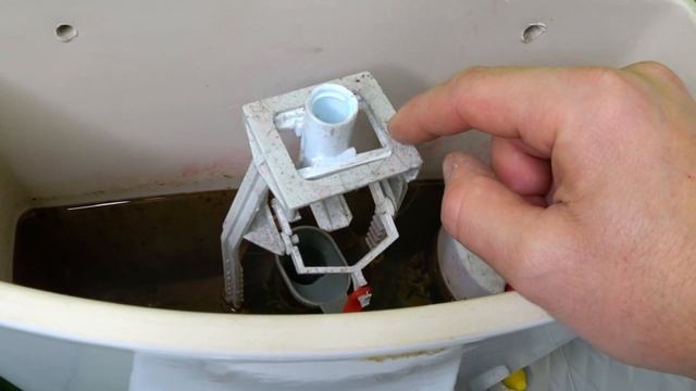 Как снять крышку унитаза с кнопкой//  How to remove the toilet tank lid