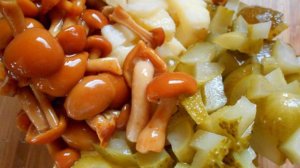 Картофельный салат с маринованными опятами