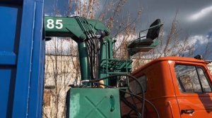 ЛОМОВОЗ С МАНИПУЛЯТОРОМ. ПРИВЕДЕН В РАБОЧЕЕ СОСТОЯНИЕ, НОВЫЙ КУЗОВ.