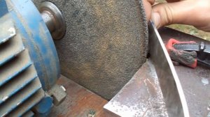 Простая приспособа для формирования спусков наждаком