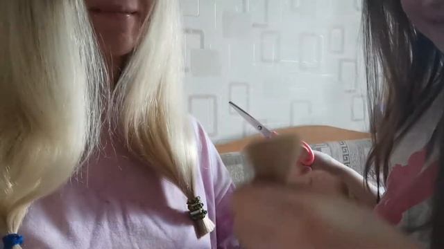 Габриэла подстригает маме волосы! Gabriela Cuts Her Mom's Hair