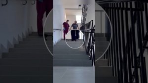 Ходьба по лестнице после инсульта, как правильно и с чего начать.