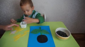 Тимурчик делает Подсолнух Аппликация из цветной бумаги и семечек Поделки для детей Делаем с ребёнко