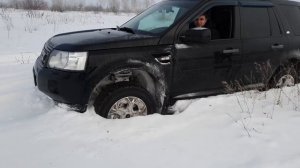 На кроссовере Freelander 2 решили покататься по полю, но у снега были другие планы на этот счет....