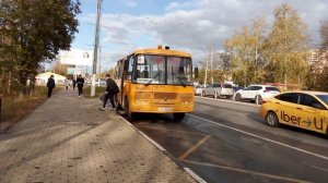 Школьный автобус ПАЗ ДЕТИ проезжает остановку ТРЦ Карнавал 750 с мигалкой в конце видео