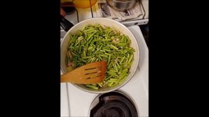 Это  невероятно вкусно!!!!Побеги чеснока с курицей.