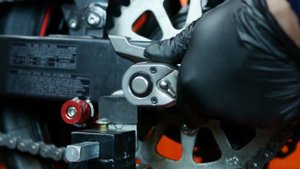 Chain slack adjusting (регулировка натяжения цепи мотоцикла)