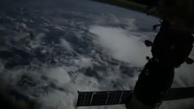 Российский космонавт показал на видео полет МКС вокруг Земли смотреть онлайн
