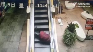 Китаянка_попала_в_водоворот_событий_на_эскалаторе_