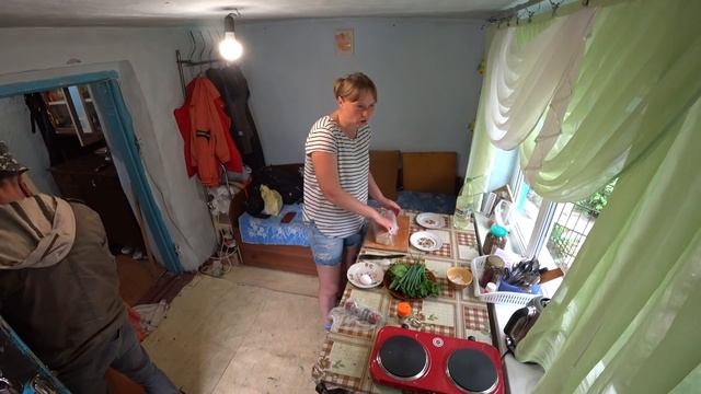 Борюсь с сорняками... С ПОМОЩЬЮ СОЛИ! Лезет сквозь бетон! смотреть онлайн