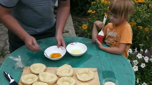 Лепёшки в казане на огне. смотреть онлайн