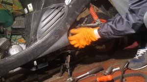 замена ремня на скутере suzuki sepia, без съемника