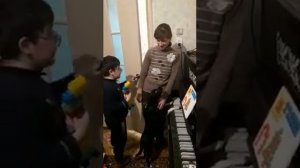 Жучка играет на пианино