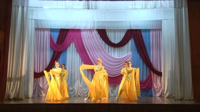 Китайский танец с рукавами