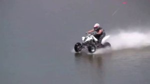 Квадрацикл проехал по озеру