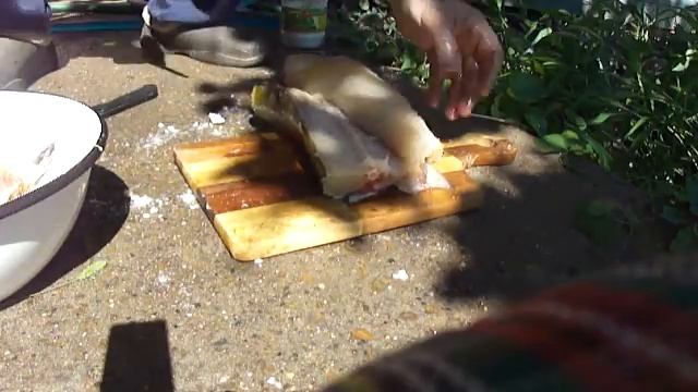 Как срезать филе сома? Часть 1 смотреть онлайн