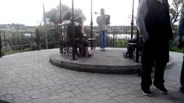 Играет на волынке смотреть онлайн