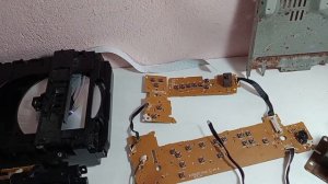 Panasonic SA-CH34. CD stereo system, year 1996. Disassembled. No sound and Cd not working. 5 CDs.