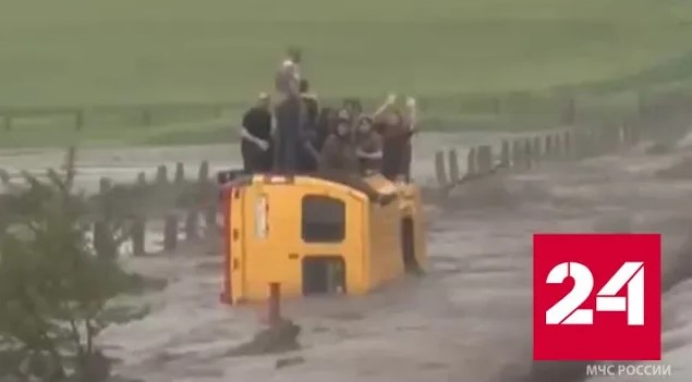 МЧС Северной Осетии показало смытую с дороги маршрутку с пассажирами - Россия 24 