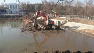 Крутой экскаватор копает на ВДНХ