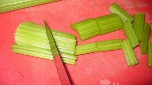 Коктейль из сельдерея с бананом в блендере