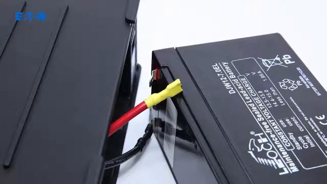 Eaton Ellipse ECO 650 - Replacing the batteries смотреть онлайн