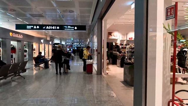 Duty free area at Milano Airport Malpensa смотреть онлайн