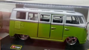 Коллекционная модель Volkswagen Van Samba 1:32