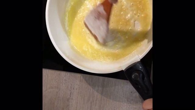Каннеллони с рикоттой и шпинатом под соусом бешамель.