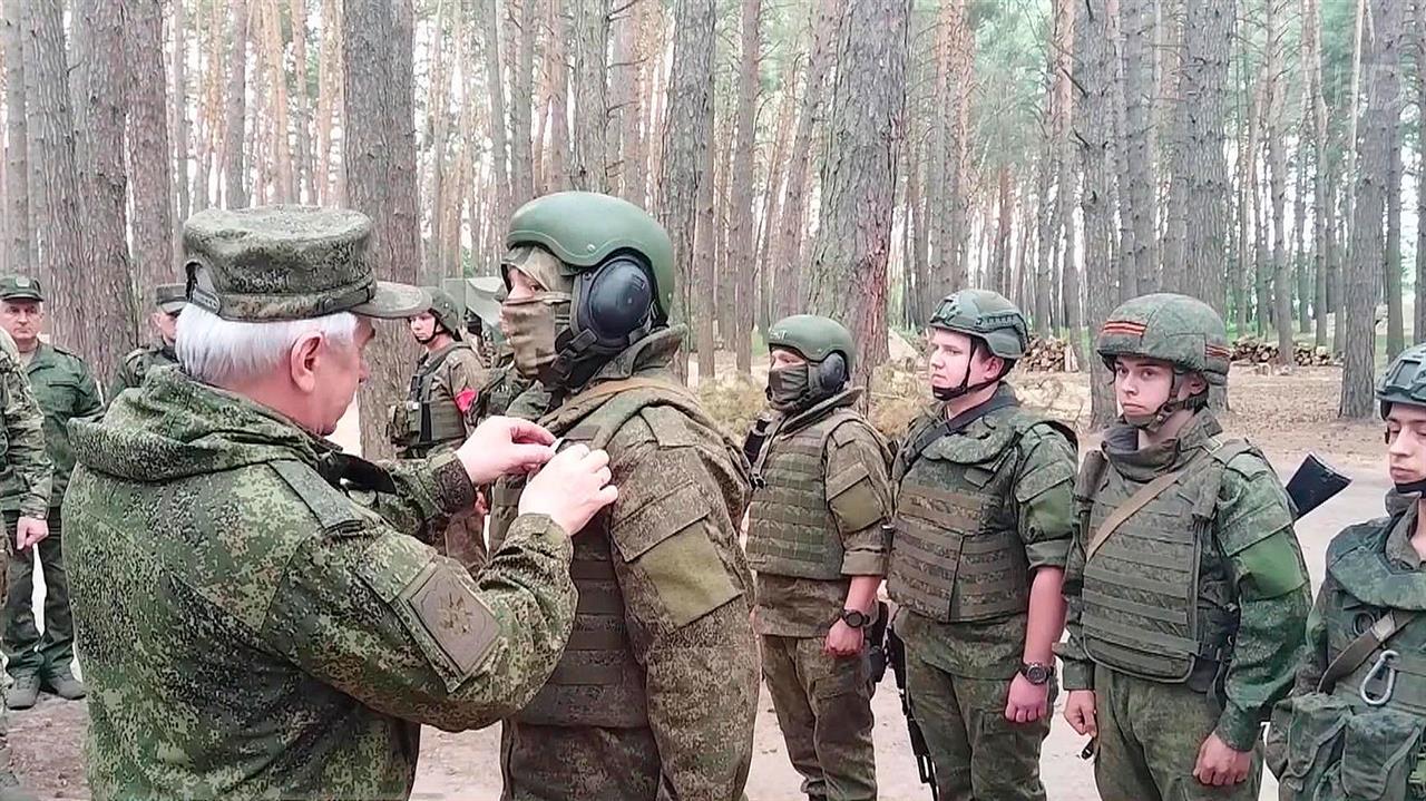 Военные РФ из группировки "Запад" награждены боевыми государственными и ведомственными наградами