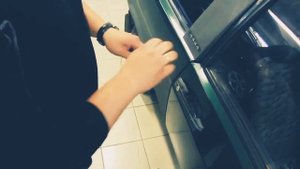 Как открыть машину,если ключи остались в машине?!