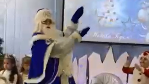 Танцующий Дед Мороз.mp4