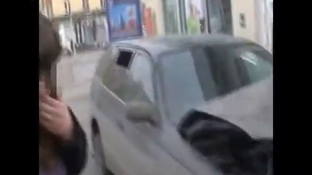 Девушка въехала в павильон Сбербанка