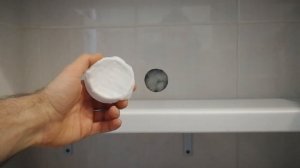 Холодильник под окном на кухне. Светодиодная подсветка.