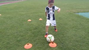 Детская футбольная тренировка.Упражнение на координационной лестнице. Владение с мячом!!!