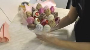 Как собрать букет из клубники в шоколаде. Как собрать клубничный букет.