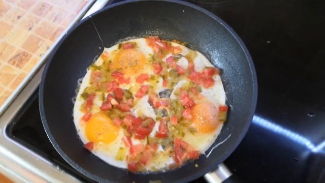 НЕОБЫЧНАЯ,  ВКУСНЕНЬКАЯ ЯИЧНИЦА С СЫРОМ ПАРМЕЗАН
