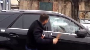 не может разбить стекло в машины)))