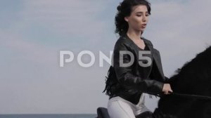 Девушка верхом на фризской лошади