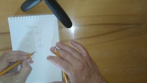 Левша рисует карандашом