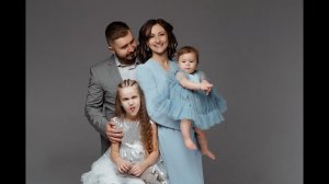 Семейная фотосессия на циклораме. Семейный фотограф Юлия Бабаева.