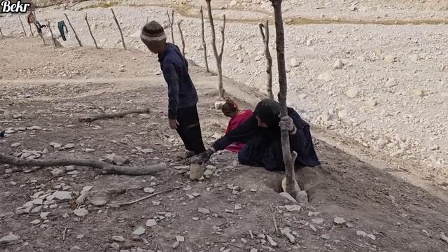 Exploring Nomadic Life: Building Toilets Wire Fences and Delicious Food! ???