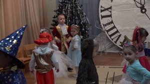 Новогодний танец "Мишка с куклой пляшут полечку"