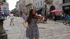 Девушка играет на скрипке?Площадь Рынок?СКРИПАЧКА ВО ЛЬВОВЕ.СТАРЫЙ ГОРОД