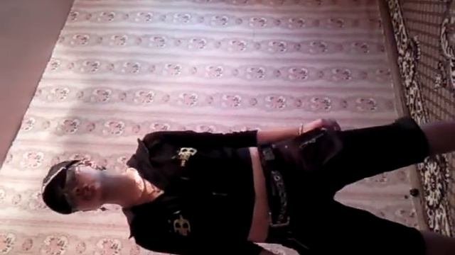 Поет песню