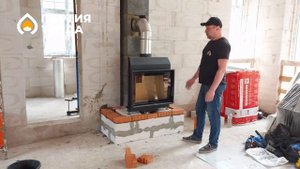 Кирпичный камин с топкой для загородного дома