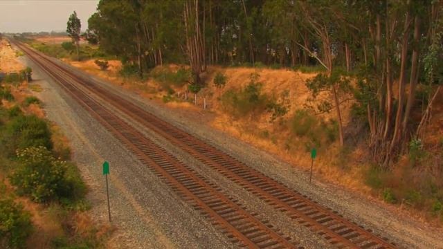 Красивое Видео Поезд в США Америка USA. Локомотивы тянут скоростной двухэтажный поезд смотреть онлайн