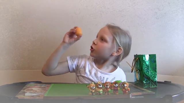 Львята отдыхают на природе! Игрушки из Киндер Сюрприза смотреть онлайн