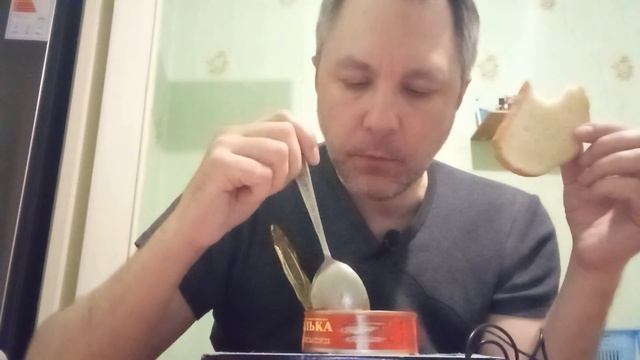 ASMR ИТИНГ. КУШАЮ КИЛЬКУ В ТОМАТНОМ СОУСЕ