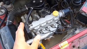 Почему двигатель дымит во время запуска .В чём причина сальники клапанов или кольца? Как понять.